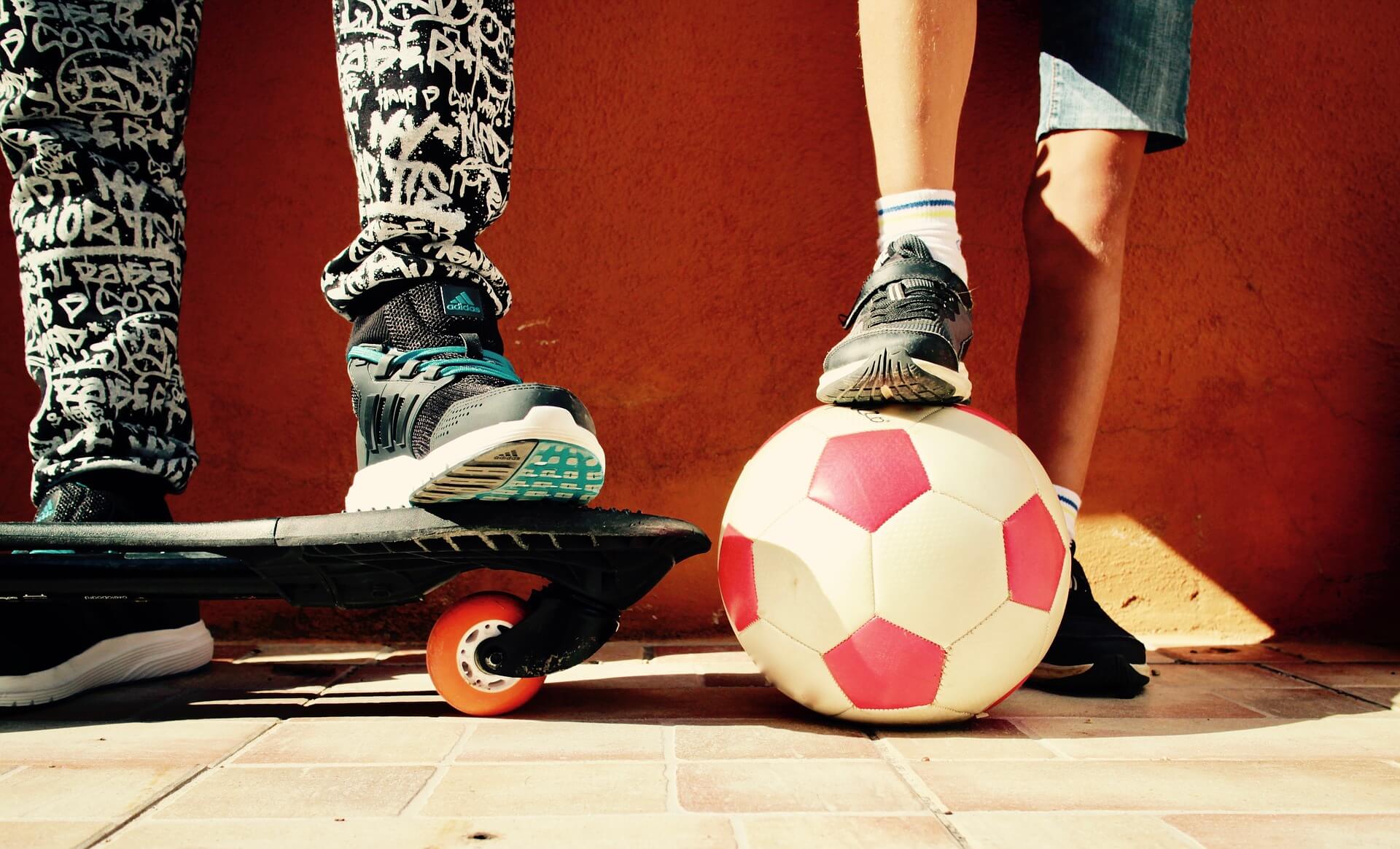 Ein Skateboarder und ein Fußballspieler