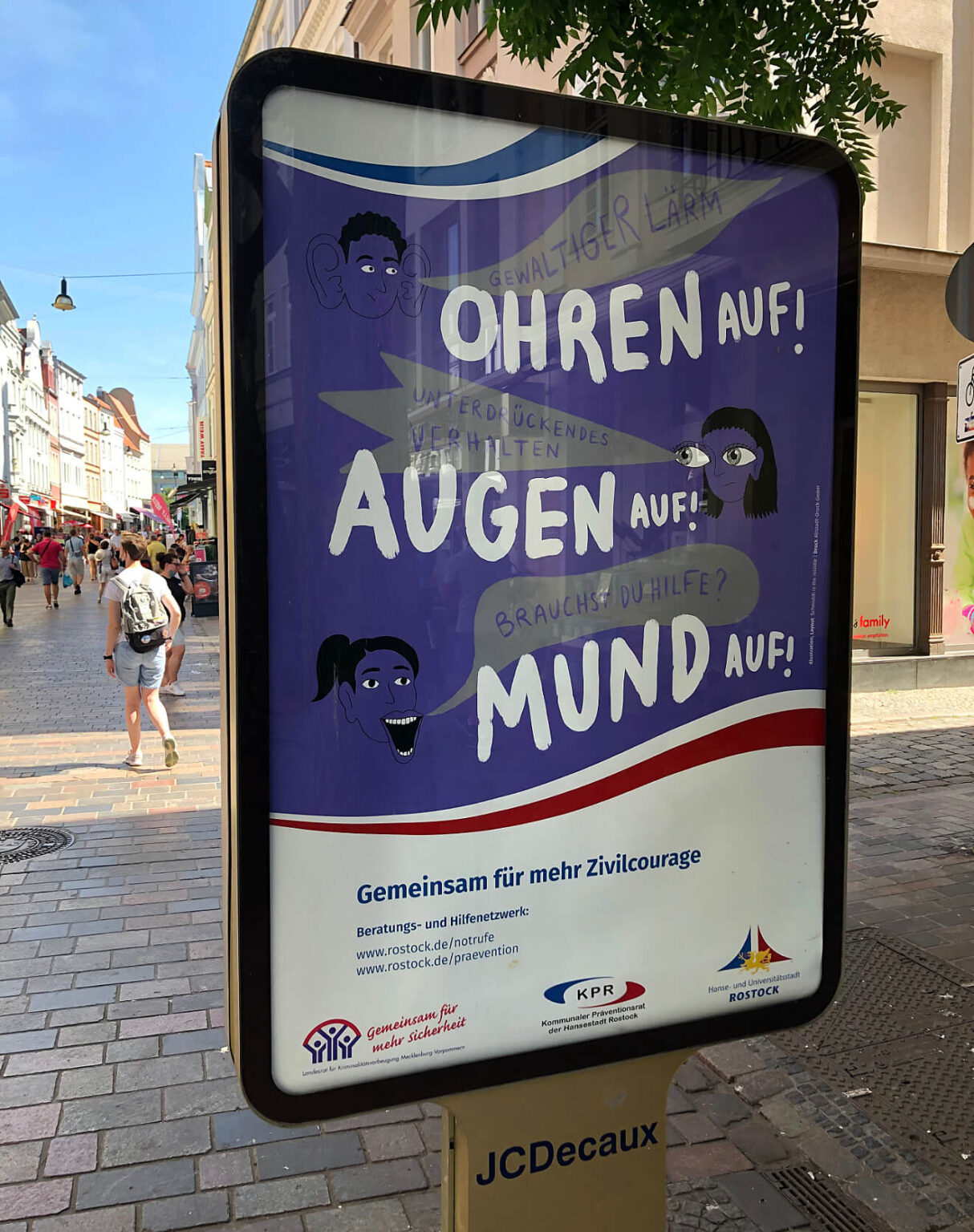 Ohren auf, Augen auf, Mund auf: Die Hanse- und Universitätsstadt Rostock wirbt mit einem Leuchtschild für mehr Zivilcourage.