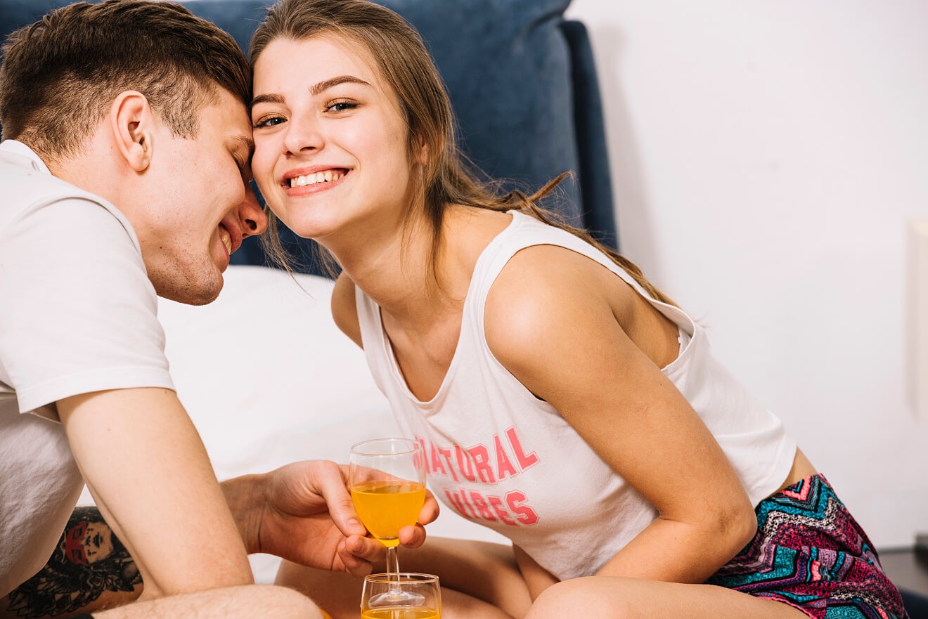 Ein junges Paar flirtet