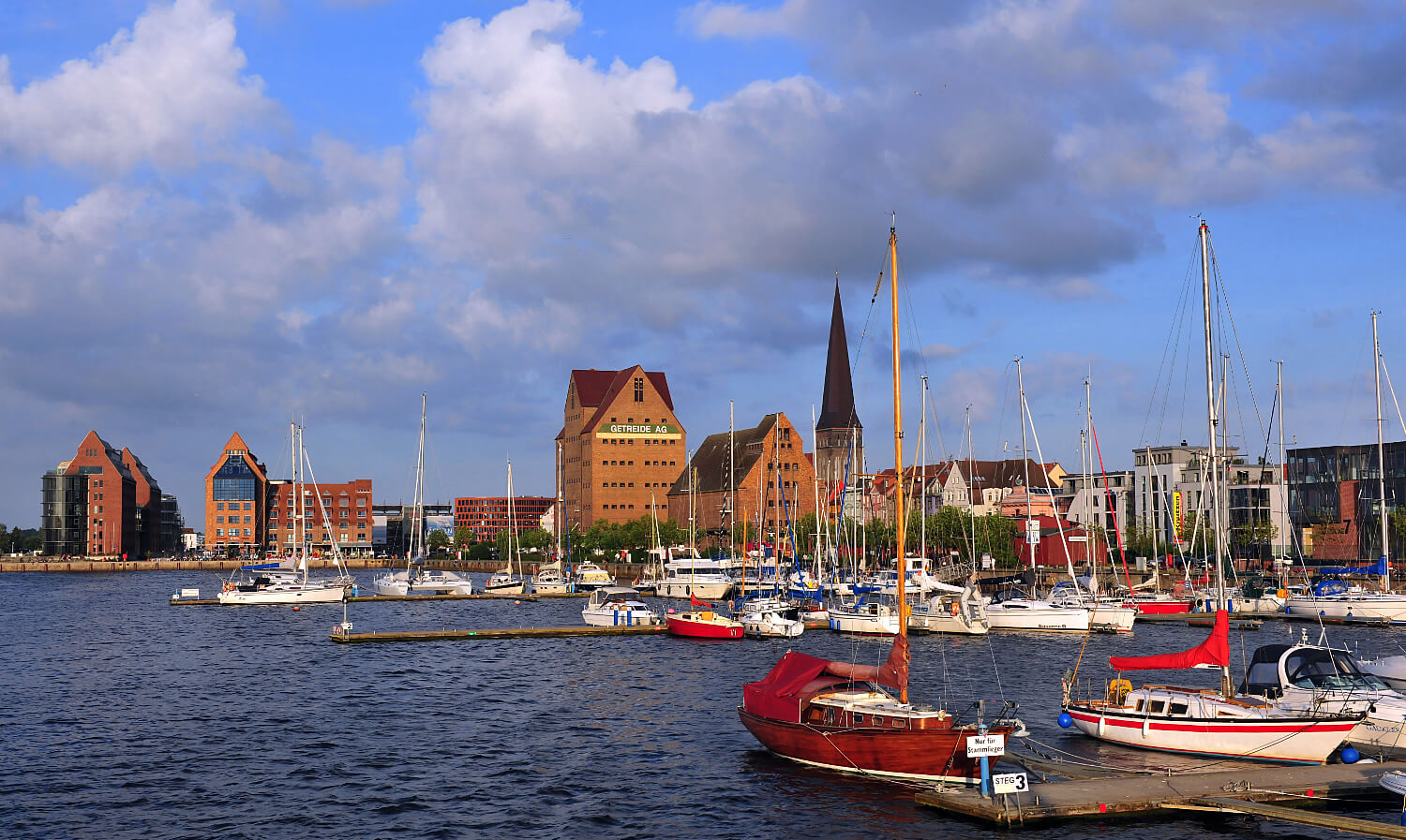 Blick auf Segelboote im Rostocker Stadthafen